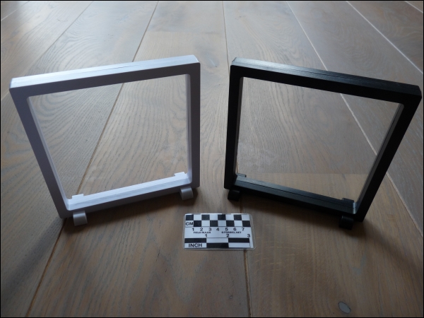 Zwevend display 3D 18x18x2cm zwart met zijstandertjes